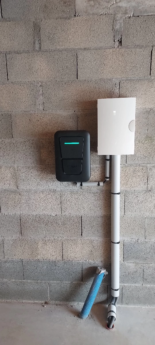 Installation d'une borne de recharge véhicule électrique 22 kW chez un particulier à Le Neubourg – Idelec Pro (Eur