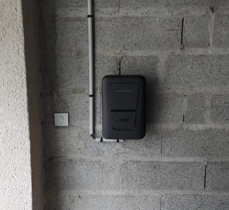 Installation borne triphasée 11kW Hager pour recharge de véhicule haute autonom