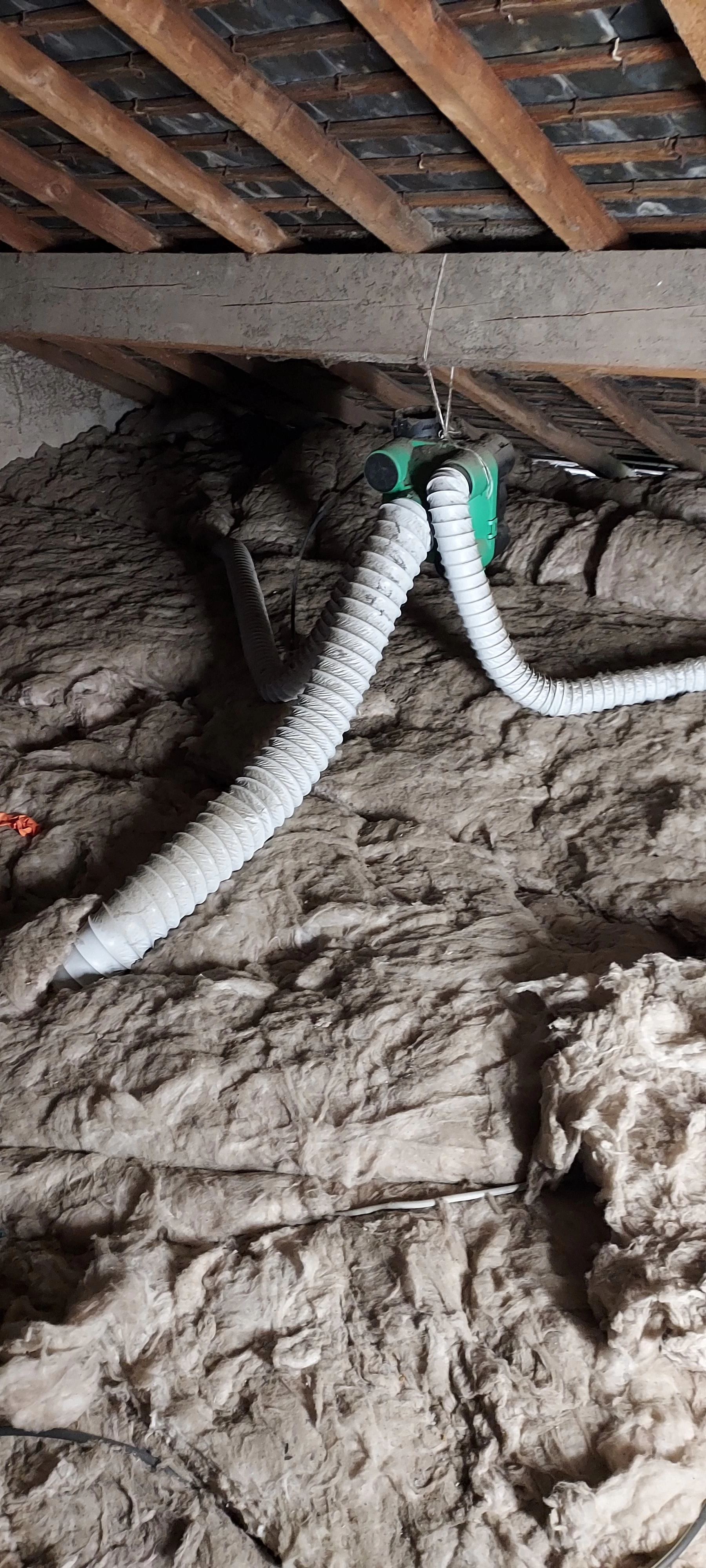 Installation d'une VMC dans les combles de l'école de Caumont – Idelec Pro, électricien Bourg-Achard (Eure